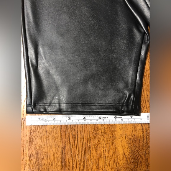 Assets by Spanx Faux Leather Bike Shorts XL - Picture 10 of 10